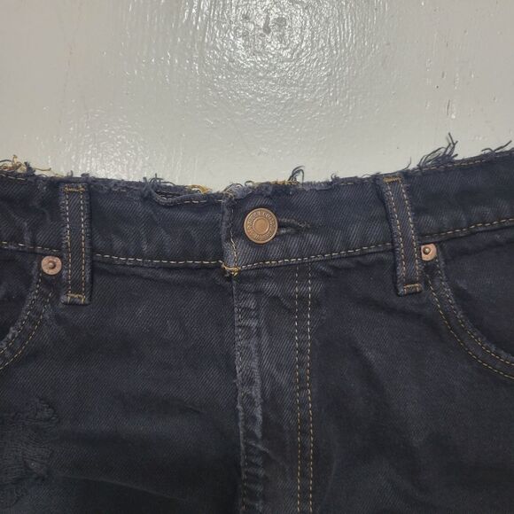 Vintage Levi's distressed  black denim shorts - Picture 2 of 3